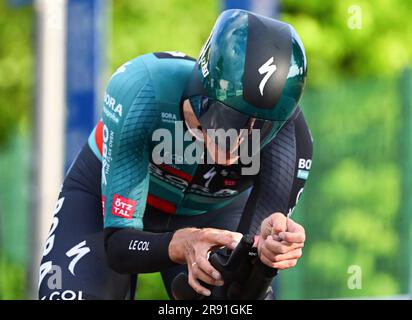 23 juin 2023, Baden-Württemberg, Bad Dürrheim: Cyclisme: Championnats d'Allemagne, Donaueschingen - Bad Dürrheim, épreuve individuelle de temps hommes élite: Nils Politt de Team Bora Hansgrohe est sur le chemin de la victoire. Photo: Bernd Weißbrod/dpa Banque D'Images