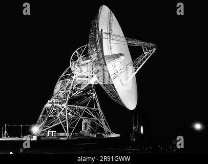 Canberra, Australie : c. 1965 plat de 85 pieds de diamètre à la station de suivi de l'espace profond de Tidbinbilla en Australie. Il est entré en service en janvier 1965, lorsqu'il a commencé à suivre la sonde Mariner Mars. Banque D'Images