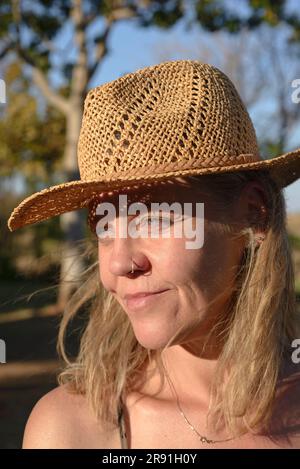 Une femme en bikini et un chapeau de paille profite de la chaleur dans l'Outback australien Banque D'Images