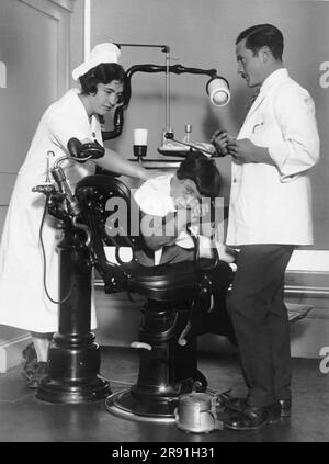 New York, New York: 6 novembre 1925 ce jeune homme a l'honneur d'être le premier patient à la clinique dentaire du Centre de santé de l'Union à New York. La clinique est dirigée par le Syndicat international des travailleurs de l'habillement des femmes. Banque D'Images