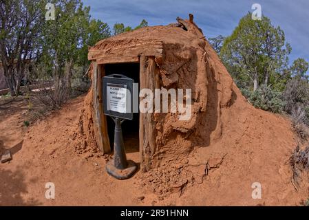 Hogan antique dans le monument national Navajo en Arizona. Hogans sont une partie importante des cérémonies Navajo et sont encore utilisés dans les temps modernes. Le Monume Banque D'Images