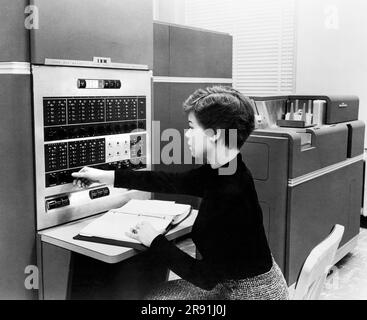 New York : 1954. IBM 650 Data Processing System, le premier ordinateur de masse. IBM en a vendu 450 la première année. Les accessoires comprennent jusqu'à 4 unités de disque, chacune contenant 6 Mo de données. Banque D'Images