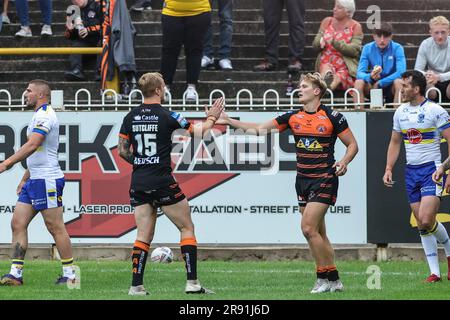 Will Tate #39 of Castleford Tigers fête son essai lors du match de la Super League Round 16 de Betfred Castleford Tigers vs Warrington Wolves au mend-A-Flex Jungle, Castleford, Royaume-Uni, 23rd juin 2023 (photo de Mark Cosgrove/News Images) Banque D'Images