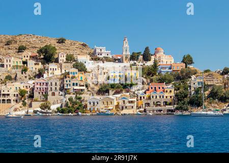 Symi également connu sous le nom de Syme ou Simi est une île grecque une des îles Dodécanèse. Belle ville de Symi Yialos dans la baie et sur les montagnes. Banque D'Images