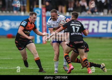 Ben Currie #11 de Warrington Wolves est abordé pendant le match de la Super League Round 16 de Betfred Castleford Tigers vs Warrington Wolves à la mid-A-duose Jungle, Castleford, Royaume-Uni, 23rd juin 2023 (photo de Mark Cosgrove/News Images) Banque D'Images