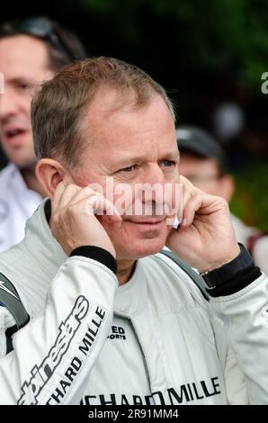 Martin Brundle au Goodwood Festival of Speed. Ancien pilote de course de Formule 1 avec les doigts dans les oreilles pour se protéger contre le bruit Banque D'Images