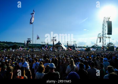 Glastonbury, Royaume-Uni. 23rd juin 2023. Atmosphère dans la foule photographiée alors que les Foo Fighters se jouaient sur la scène principale de la pyramide pendant le Glastonbury 2023 à la ferme digne. Photo de Julie Edwards crédit: JEP Celebrity photos/Alamy Live News Banque D'Images