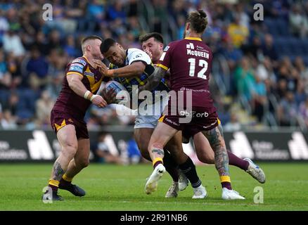 Sam Lisone de Leeds Rhinos est attaqué par Joe Greenwood de Huddersfield Giants (arrière), Luke Yates (à gauche) et Matty English lors du match de la Super League de Betfred au Headingley Stadium, à Leeds. Date de la photo: Vendredi 23 juin 2023. Banque D'Images