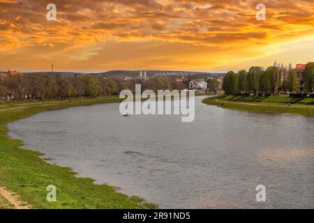 Coucher de soleil spectaculaire sur la rivière Uzh reliant la vieille ville moderne à Uzhhorod, Ukraine. La ville tire son nom de la rivière Uzh. Banque D'Images