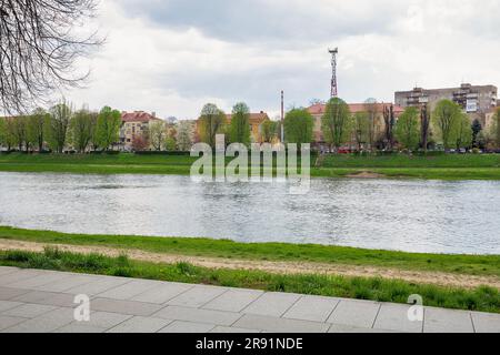 Lamdscape sur la rivière Uzh divisant la vieille ville moderne à Uzhhorod, Ukraine. La ville tire son nom de la rivière Uzh. Banque D'Images