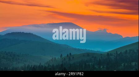 panorama d'un lever de soleil brumeux sur une montagne géante en sommeil près de helena, montana Banque D'Images