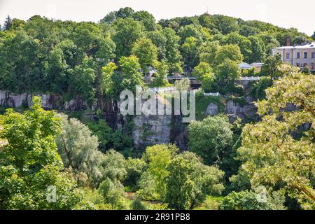 Vue sur le canyon de la rivière Smotrych avec chute d'eau à Kamianets-Podilskyi, Ukraine. Banque D'Images