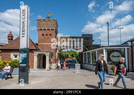 Entrée de la porte de Vernon à Gunwharf Quays, ancienne porte d'entrée et mur périmétrique de la 1870s, Portsmouth, Hampshire, Angleterre, Royaume-Uni Banque D'Images