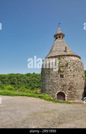 Vieille tour de potier médiévale en pierre. Il fait partie du vieux complexe fortifié de la ville du château de Kamianets-Podilskyi, en Ukraine. Banque D'Images