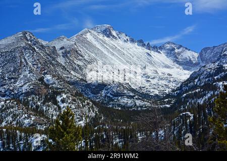 le pic de long vu depuis le sentier du lac émeraude tout en raquettes par une journée ensoleillée de printemps dans le parc national de rocky mountain, colorado Banque D'Images