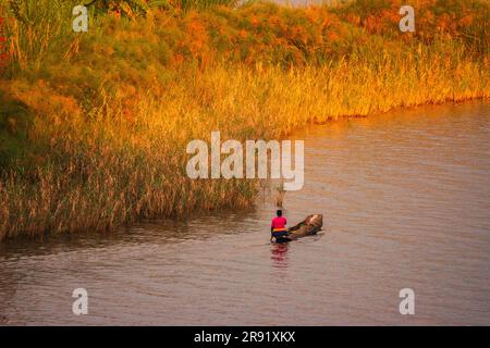 Un pêcheur sur un canot de pêche traditionnel au lac Mutanda, en Ouganda Banque D'Images