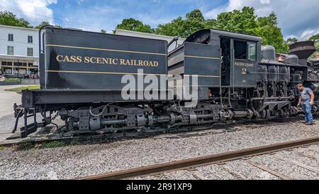Cass, Virginie-Occidentale, 6 juin 2022 - vue rapprochée des engins de course d'une locomotive à vapeur à vapeur de Shay antique pendant qu'elle se réchauffe pendant des journées de travail Banque D'Images