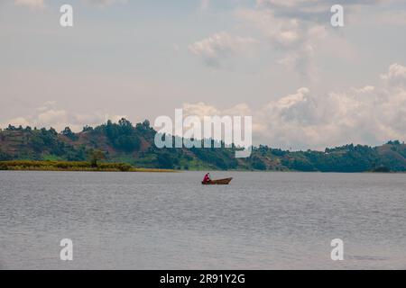 Un pêcheur sur un canot de pêche traditionnel au lac Mutanda, en Ouganda Banque D'Images