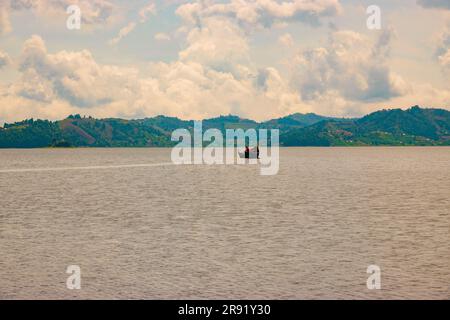 Un pêcheur sur un canot de pêche traditionnel au lac Mutanda, en Ouganda Banque D'Images