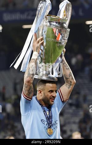 ISTANBUL - Kyle Walker du FC de la ville de Manchester avec le trophée de la Ligue des champions de l'UEFA, coupe des clubs Champions Européens lors de la finale de la Ligue des champions de l'UEFA entre le FC de la ville de Manchester et le FC Inter Milan au stade olympique Ataturk sur 10 juin 2023 à Istanbul, Turquie. AP | hauteur néerlandaise | MAURICE DE PIERRE Banque D'Images