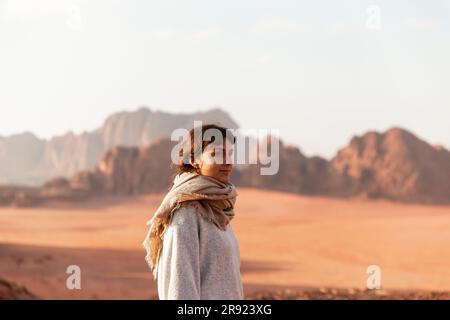 Jeune femme attentionnée dans le désert Banque D'Images