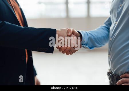 Homme d'affaires qui se fait la main avec ses collègues du secteur Banque D'Images