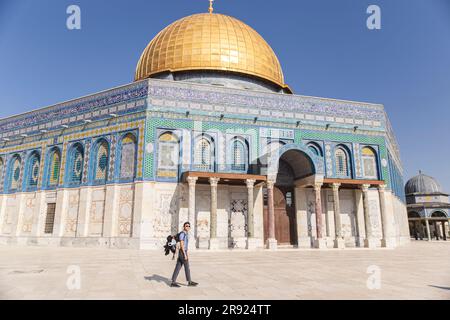 Jeune femme marchant devant la mosquée Al-aqsa, Jérusalem, Israël Banque D'Images