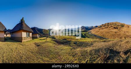 Huttes en face des montagnes à KwaZulu-Natal, Drakensberg, Afrique du Sud Banque D'Images