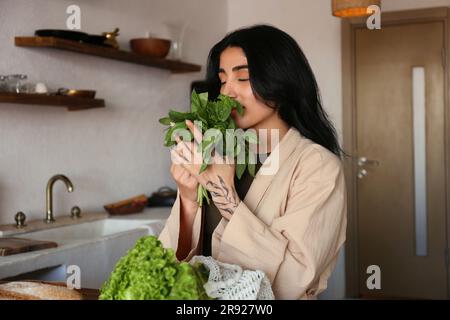 Une jeune femme déballe ses produits d'épicerie sur le comptoir de la cuisine Banque D'Images