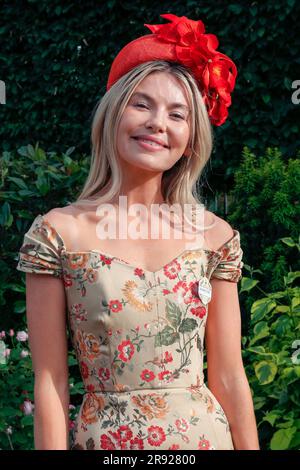 Ascot, Berkshire, Royaume-Uni. 23rd juin 2023. Georgia Toffolo, personnalité des médias et star de la télévision de 'Je suis une célébrité', également connu sous le nom de Toff, pose le jour 4 de Royal Ascot. La Géorgie est un visiteur régulier à Ascot. Elle porte une robe de Markarian NYC et un chapeau de Juliette Millinery avec un sac Anya Hindmarch. Credit: Imagetraceur/Alamy Live News Banque D'Images