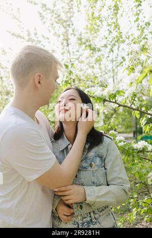 Un jeune couple fait du romantisme au parc Banque D'Images