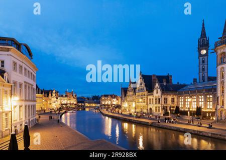 Belgique, Flandre orientale, Gand, maisons historiques le long de Graslei, Korenlei et Lys au crépuscule Banque D'Images