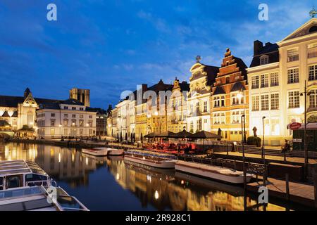 Belgique, Flandre orientale, Gand, maisons historiques le long de Korenlei et Lys la nuit Banque D'Images