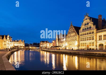 Belgique, Flandre orientale, Gand, maisons historiques le long de Graslei, Korenlei et Lys au crépuscule Banque D'Images