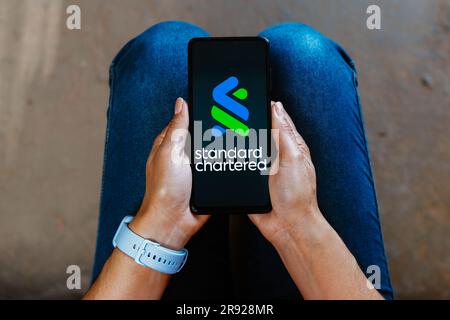Dans cette illustration, le logo Standard Chartered s'affiche sur l'écran d'un smartphone. Banque D'Images