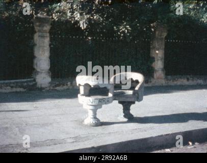 Fin 1950s, Merida Mexico a vandalisé des chaises en béton vous et moi sur la place de l'indépendance, le graffiti se traduit par « [illisible] va réussir ». Banque D'Images