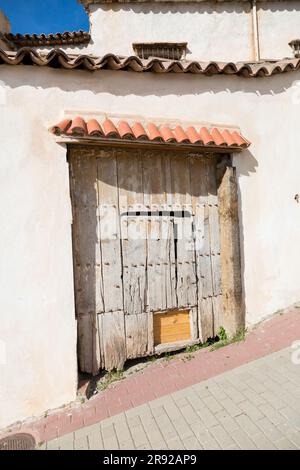 Porte rustique dans un village andalou, Espagne Banque D'Images