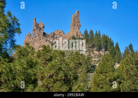 Formations rocheuses Roque Nublo avec El Fraile sur le bord supérieur de la Caldera de Tejeda, îles Canaries, Gran Canaria, Caldera de Tejeda Banque D'Images