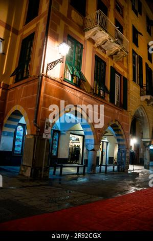 Arches gothiques sur la Piazza Giuseppe Garibaldi à Rapallo, Italie. Banque D'Images