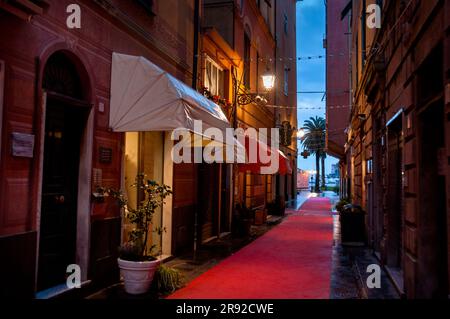 Restaurants en bord de mer, bars à vins et promenade piétonne à Rapallo, en Italie. Banque D'Images