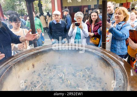 Asakusa Tokyo Sensoji temple terrains les gens se rassemblent pour la guérison autour de l'encens brûleur jokoro,Tokyo,Japon,Asie,2023 Banque D'Images