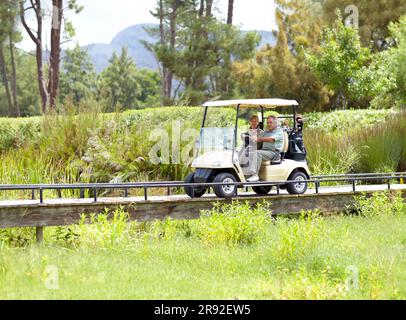Voiturette de golf, vieux couples ou golfeurs qui conduisent sur le terrain dans une séance d'entraînement ou d'exercice sur un parcours vert ensemble. Conducteur de sexe masculin, femme de niveau supérieur jouant au golf ou Banque D'Images
