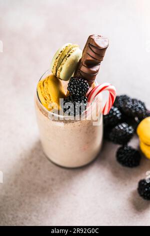 Milk-Shake extrême au chocolat avec macarons, baies et bonbons. Tendance à la fréakshake. Copier l'espace Banque D'Images