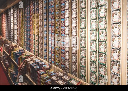 Lisbonne, Portugal - 6 mars 2023 : conteneurs colorés de sardines en conserve sur les étagères du magasin Comur à Lisbonne, Portugal Banque D'Images