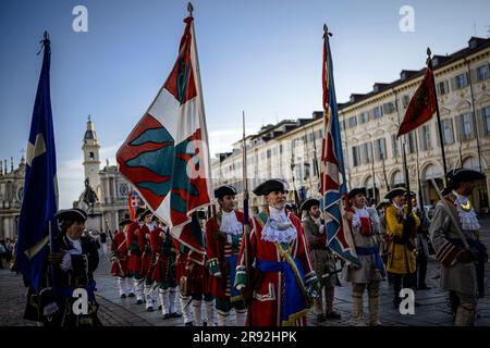 Turin, Italie. 23 juin 2023. Les ré-acteurs rêvés comme l'armée de l'État savoyard pendant le siège de Turin (1706) partie de la guerre de la succession d'Espagne prennent part à une parade historique partie de la célébration de Saint Journée de Jean. La Nativité de Jean-Baptiste (San Giovanni Battista) est observée chaque année le 24 et c'est jour férié à Turin comme Saint Jean est le Saint patron de la ville. Credit: Nicolò Campo/Alay Live News Banque D'Images