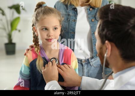 Mère et fille ayant rendez-vous avec un médecin. Pédiatre examinant le patient avec stéthoscope en clinique Banque D'Images