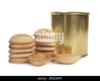 Fabrication de biscuits en forme de noyer. Pâte cuite et lait concentré bouilli dans une boîte de conserve sur fond blanc Banque D'Images