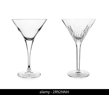 Deux magnifiques verres de martini vides sur fond blanc Banque D'Images