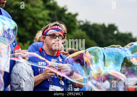 Les participants des États-Unis jouent avec des bulles de savon comme ils aiment la fête de rue pour les athlètes et les partisans des Jeux Olympiques spéciaux. Jeux du monde d'été Berlin 2023 en face de la porte de Brandebourg dans le centre de Berlin. Les Jeux de Berlin de 2023 accueillent 7000 athlètes ayant des difficultés d'apprentissage provenant de près de 190 pays. Special Olympics est un organisme de bienfaisance international qui vise à inclure les personnes ayant des difficultés d'apprentissage dans le domaine des sports olympiques. Berlin 2023 est le plus grand événement sportif et caritatif de 2023. Banque D'Images