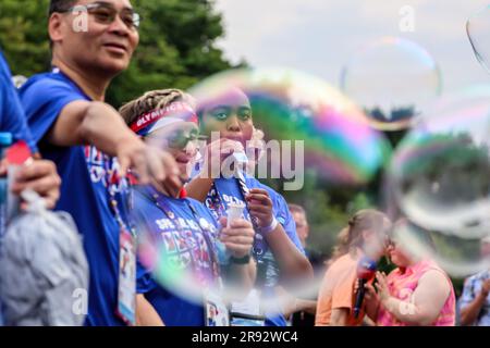 Les participants des États-Unis jouent avec des bulles de savon comme ils aiment la fête de rue pour les athlètes et les partisans des Jeux Olympiques spéciaux. Jeux du monde d'été Berlin 2023 en face de la porte de Brandebourg dans le centre de Berlin. Les Jeux de Berlin de 2023 accueillent 7000 athlètes ayant des difficultés d'apprentissage provenant de près de 190 pays. Special Olympics est un organisme de bienfaisance international qui vise à inclure les personnes ayant des difficultés d'apprentissage dans le domaine des sports olympiques. Berlin 2023 est le plus grand événement sportif et caritatif de 2023. Banque D'Images